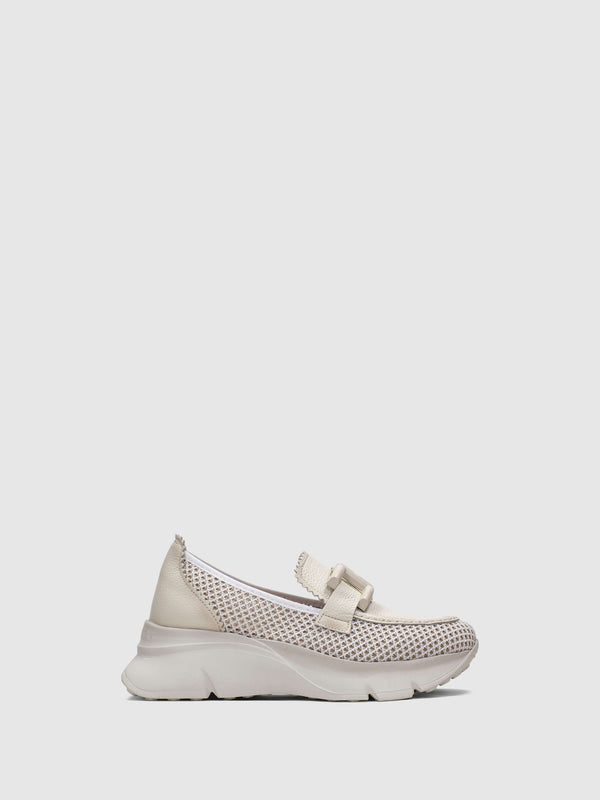 Sapatos com Apliques em Branco Cru